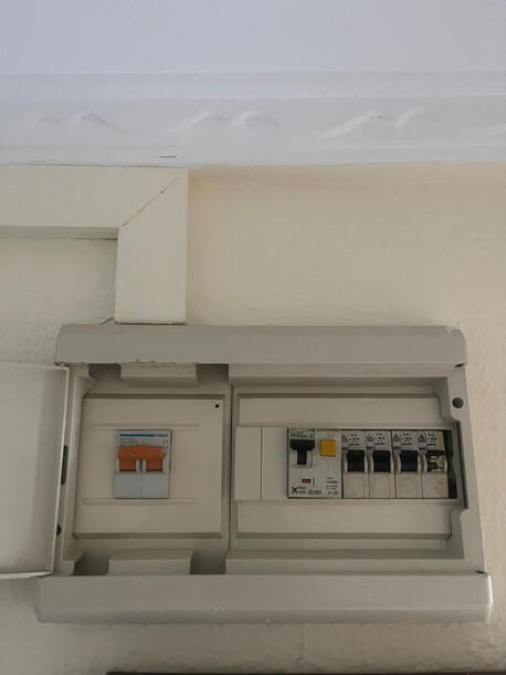 Saneamiento integral de un cuadro antiguo desorganizado en Málaga. Se procedió a la reubicación y actualización de las protecciones automáticas, un etiquetado claro de todos los circuitos y la integración de una tira de iluminación LED superior para aporta Saneamiento integral de un cuadro antiguo desorganizado en Málaga. Se procedió a la reubicación y actualización de las protecciones automáticas, un etiquetado claro de todos los circuitos y la integración de una tira de iluminación LED superior para aporta
